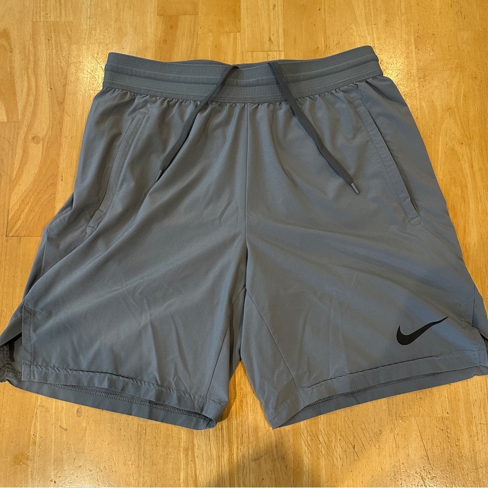 Nike Light Gray Dri-FIT Athletic shorts size M